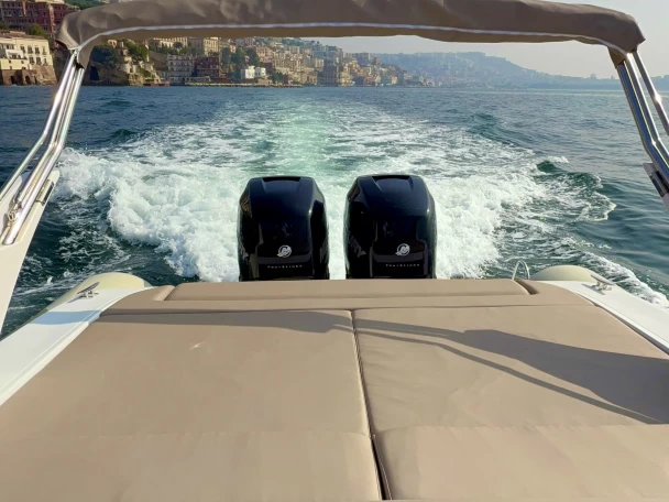 Semi-rigide à louer à Naples au meilleur prix