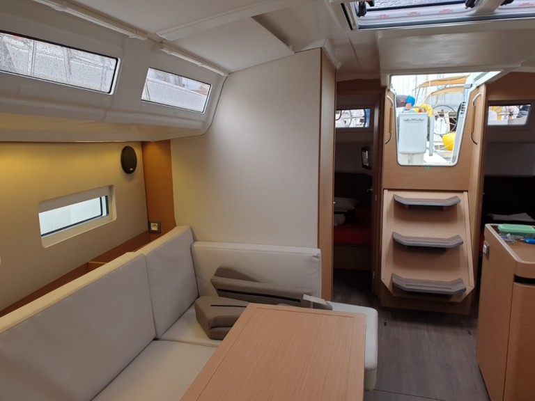 Location bateau Jeanneau Sun Odyssey 410 à Pula sur Samboat