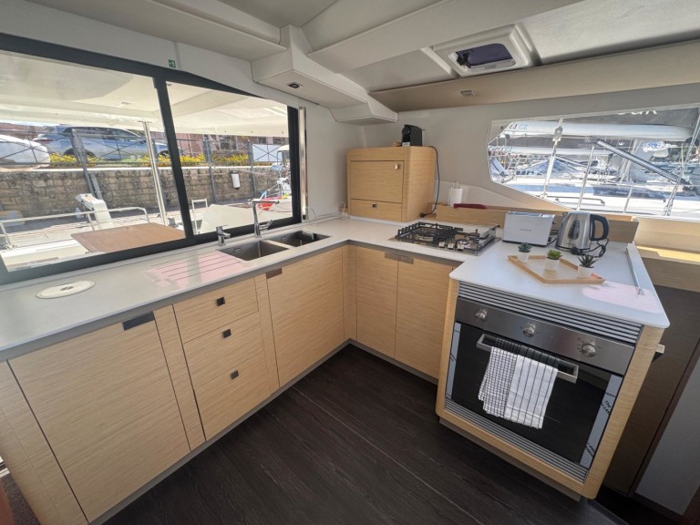 Location bateau Fountaine Pajot Tanna 47 à Furnari sur Samboat