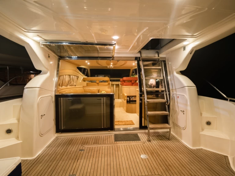 Louer Bateau à moteur avec ou sans skipper Ferretti à Panaji