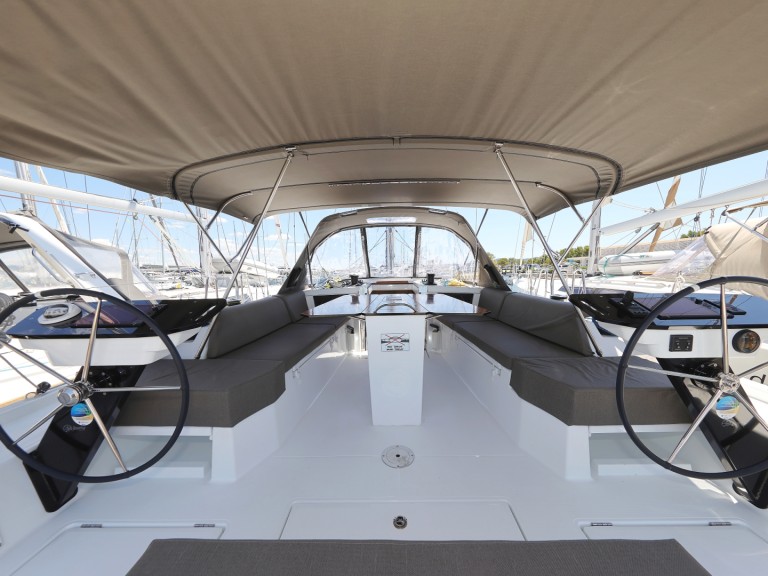 Location bateau Sibenik pas cher Dufour 44