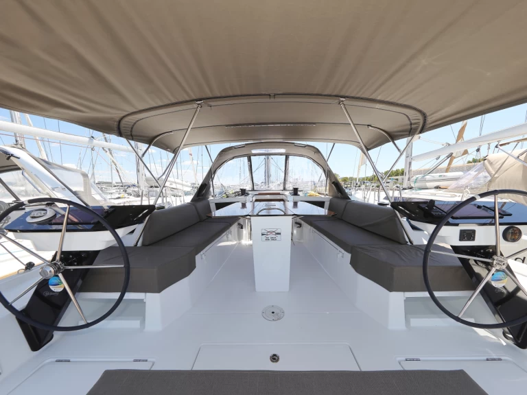 Location bateau Sibenik pas cher Dufour 44