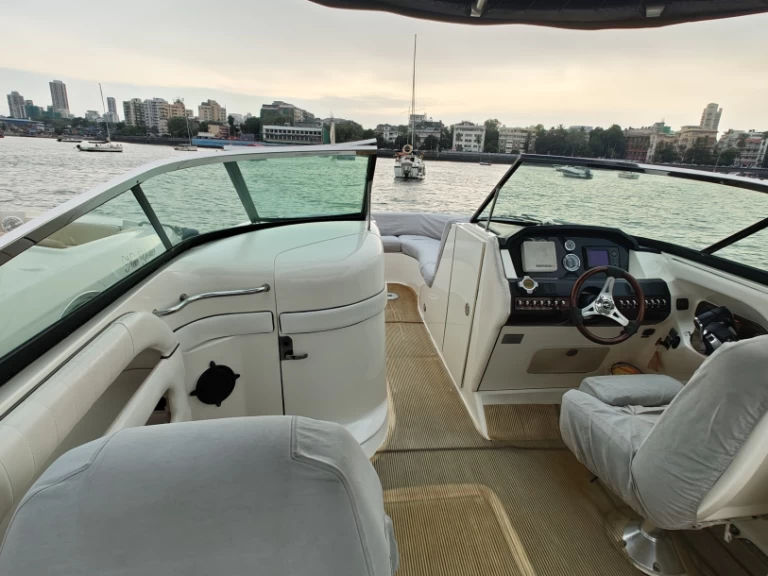 Bateau à moteur à louer à Mumbai au meilleur prix