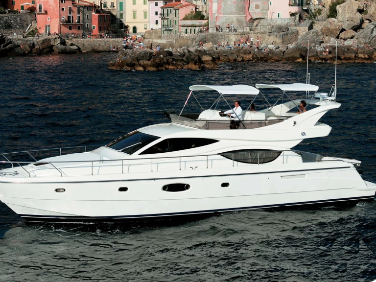 Louer Bateau à moteur avec ou sans skipper Ferretti à Panaji