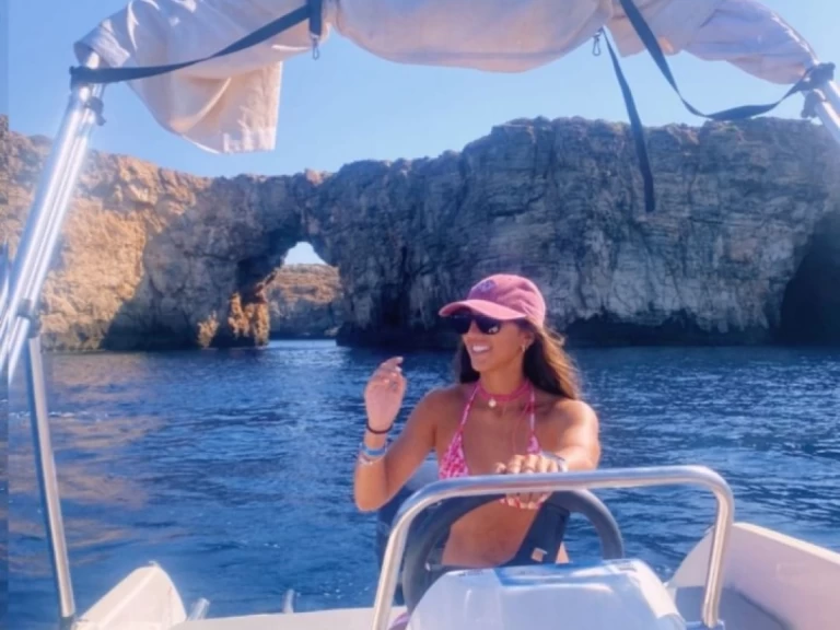 Bateau à moteur à louer à Cala Galdana au meilleur prix