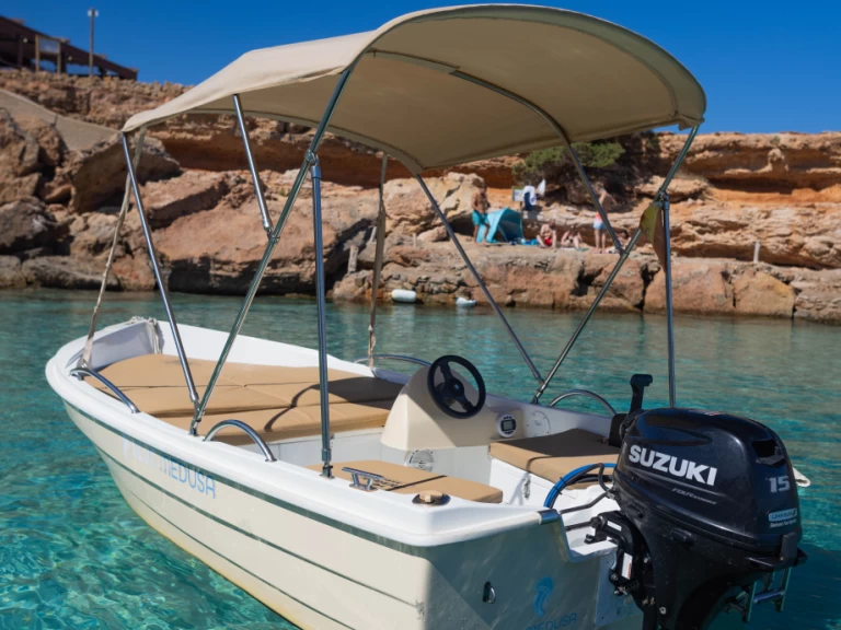 Bateau à moteur à louer à Sant Antoni de Portmany au meilleur prix