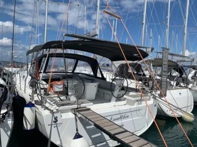 Bénéteau Oceanis 46.1 charter bareboat or skippered in  Le Pirée