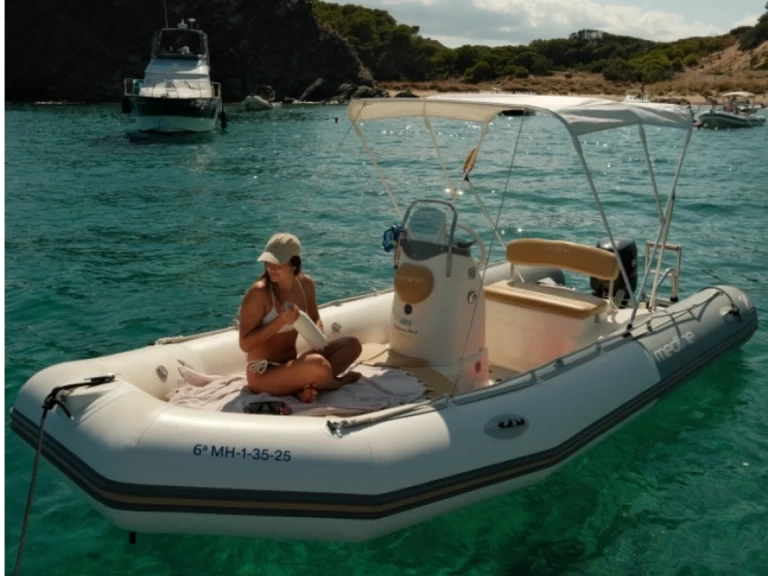 Louer Semi-rigide avec ou sans skipper Zodiac à Port d'Addaia (Ville)