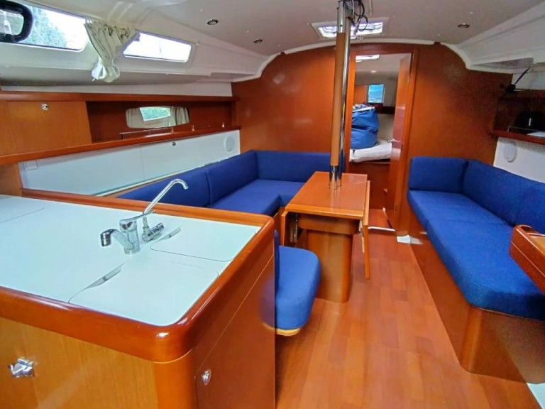 Location bateau Saint-Quay-Portrieux pas cher Oceanis 37