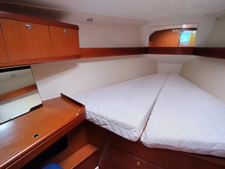 Location bateau Saint-Quay-Portrieux pas cher Oceanis 37