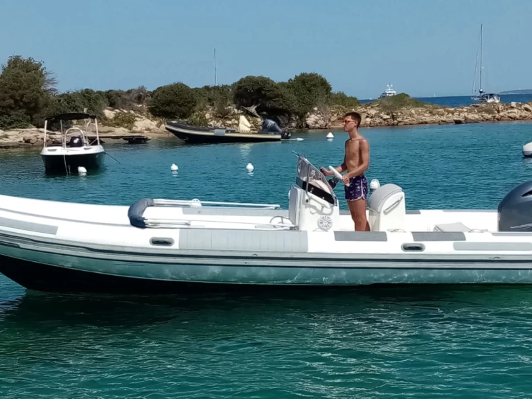 Louer Semi-rigide avec ou sans skipper Bsc à Palau