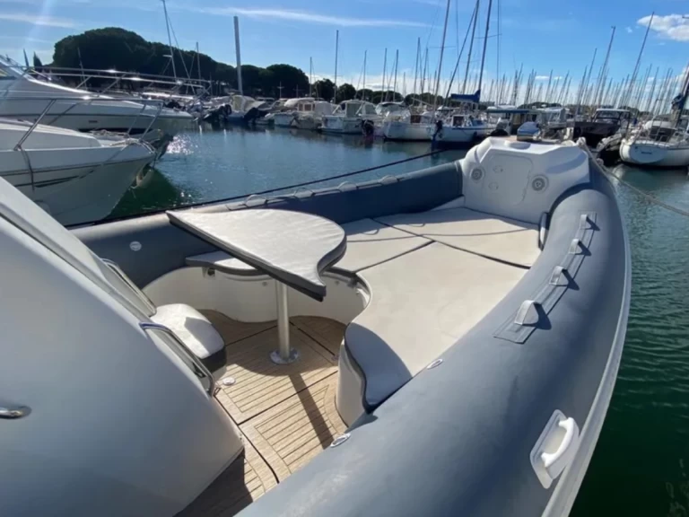 Location Semi-rigide Nuova Jolly avec permis