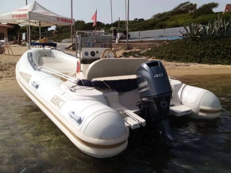 Louer Semi-rigide avec ou sans skipper Bsc à Palau