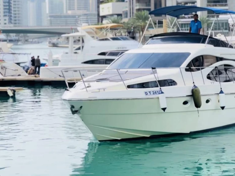 Location Bateau à moteur Azimut avec permis