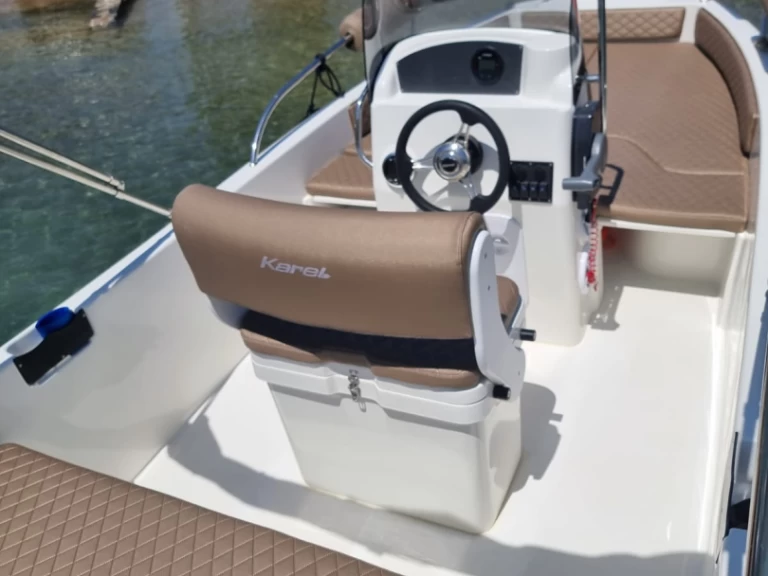 Karel F17 a louer à Agios Nikolaos