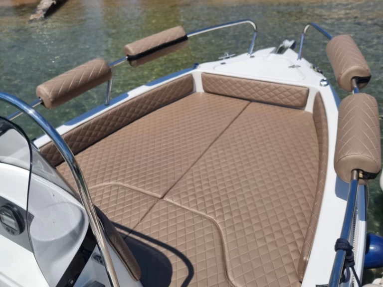 Louez un Karel F17 à Agios Nikolaos