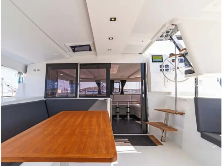 Location bateau Fountaine Pajot Isla 40 à Páleros sur Samboat