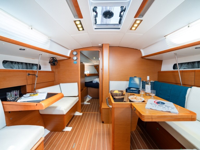 Location bateau Jeanneau Sun Odyssey 409 à Lávrio sur Samboat