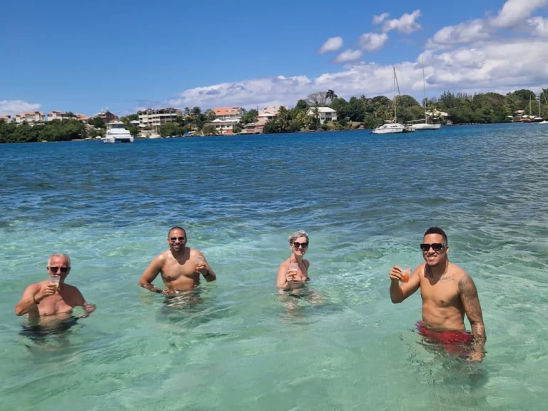 Louer Bateau à moteur avec ou sans skipper aback 24 à Les Trois-Îlets