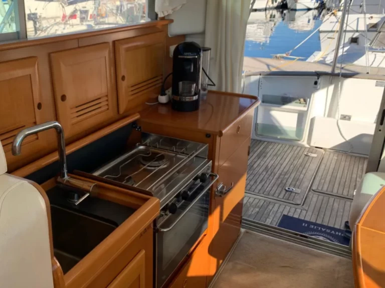 Location à Roses - Bénéteau Antares 10.80 Fly sur SamBoat