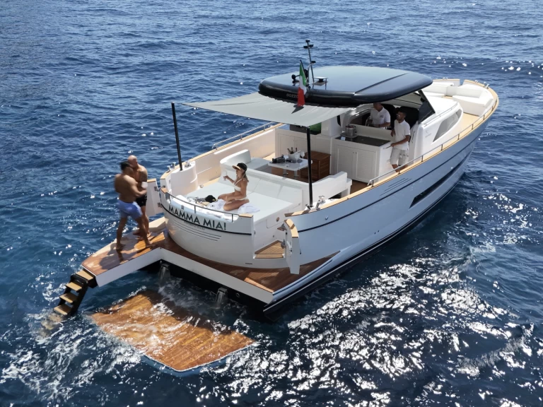 Bateau à moteur à louer à Naples au meilleur prix