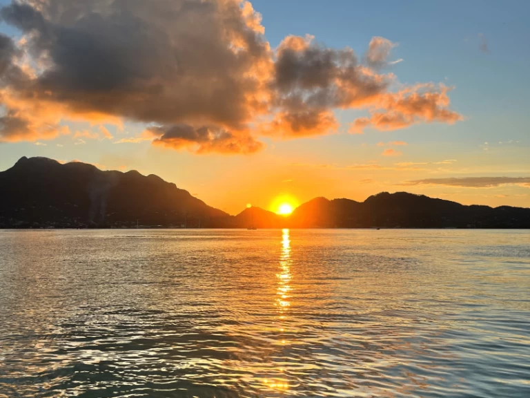 Louez un Wellcraft Scarab 302 Sport à Mahé