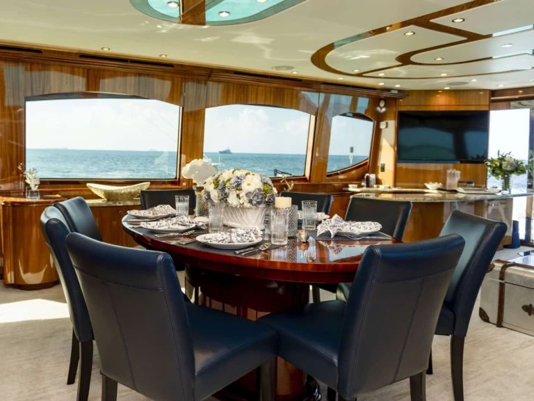 Hatteras Gail Force II a louer à Nassau