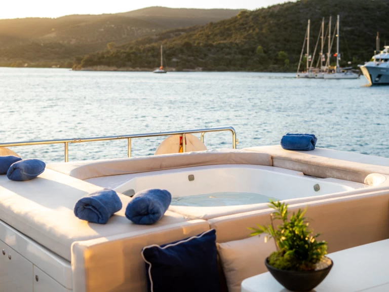 Location à Flisvos Marina - ISA, RODRIGUEZ GROUP ITALY 133 sur SamBoat