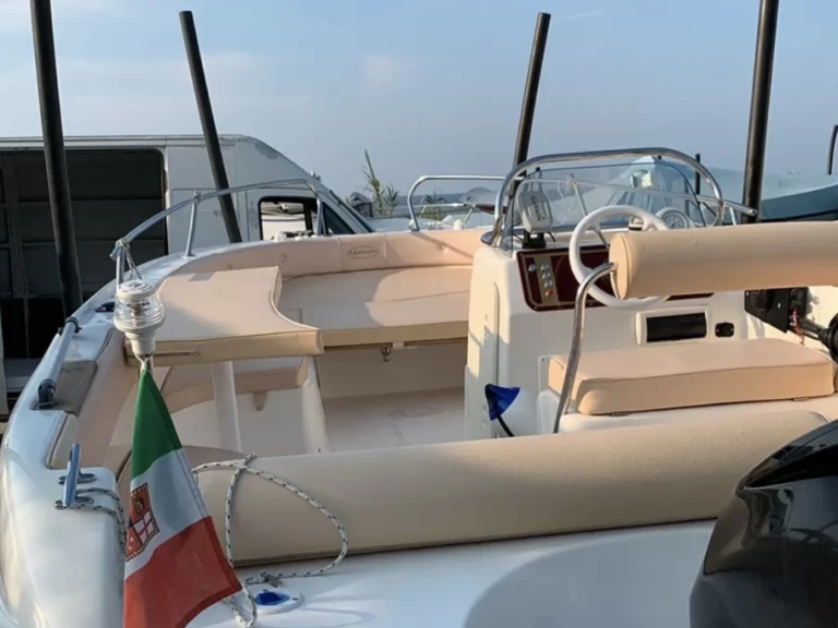 Bateau à moteur à louer à Messina au meilleur prix