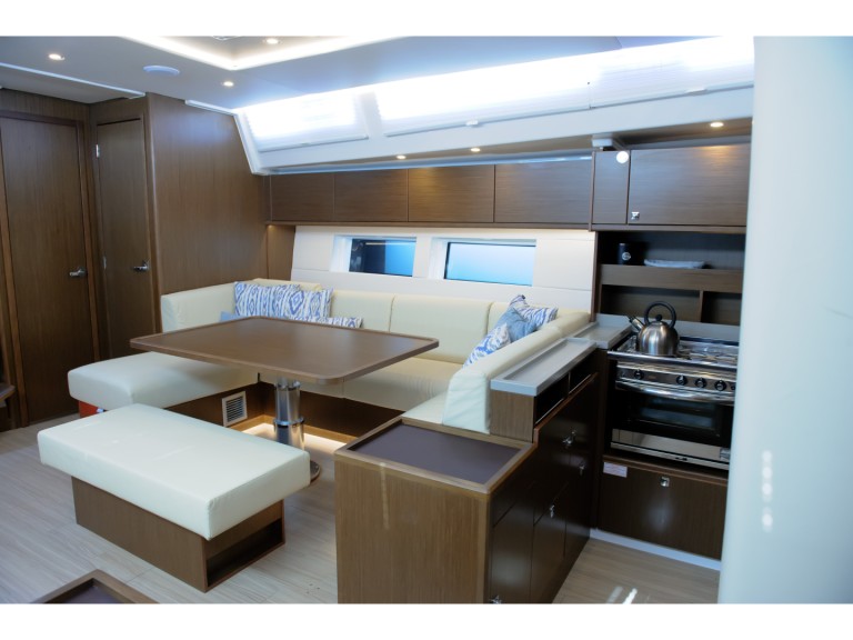 Location bateau Néa Péramos pas cher Bavaria C57