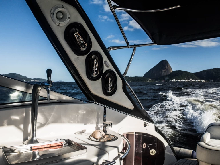 Bateau à moteur à louer à Rio de Janeiro au meilleur prix