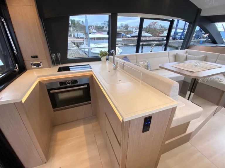 Louez un Sealine Sealine F430 à Kaštela