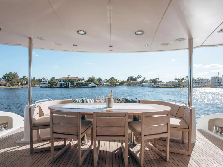 Location Yacht Lazzara avec permis