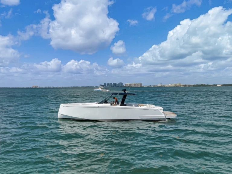 Bateau à moteur à louer à Miami Beach au meilleur prix