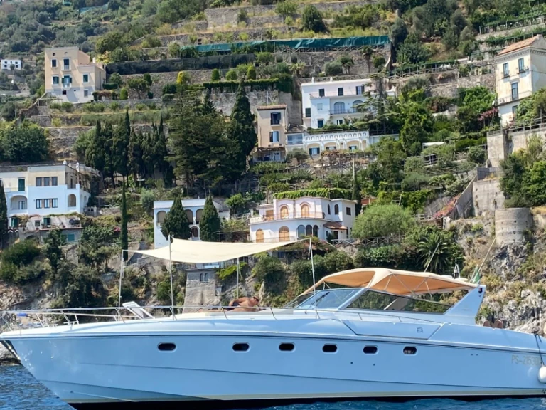 Location Bateau à moteur Ferretti avec permis