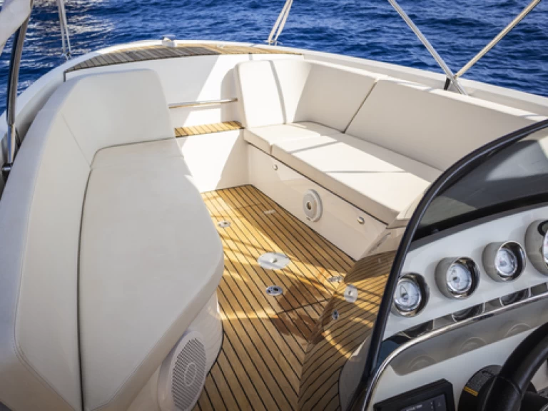 Location à El Toro - Frauscher 858 fantom Air sur SamBoat