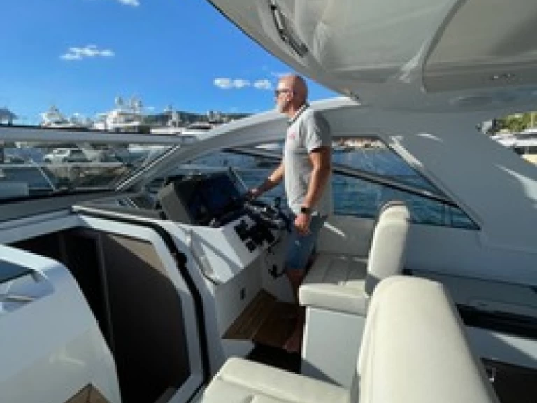 Louer Bateau à moteur avec ou sans skipper Sealine à El Toro