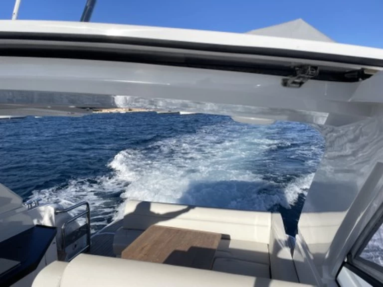Location Bateau à moteur Sealine avec permis