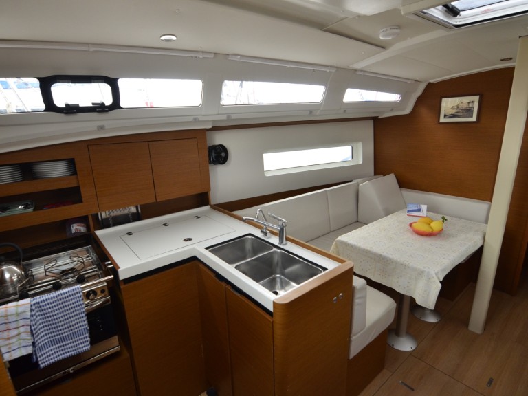 Location bateau Jeanneau Sun Odyssey 380 à Cannigione sur Samboat