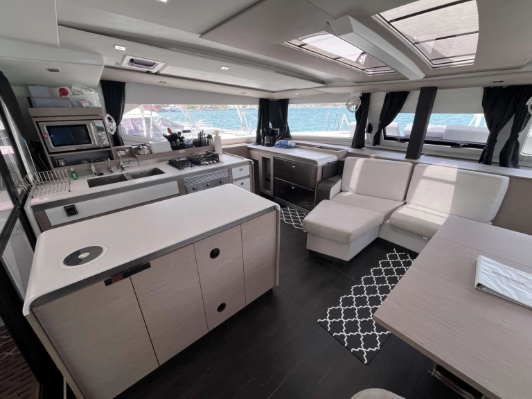 Location Yacht Fountaine Pajot avec permis