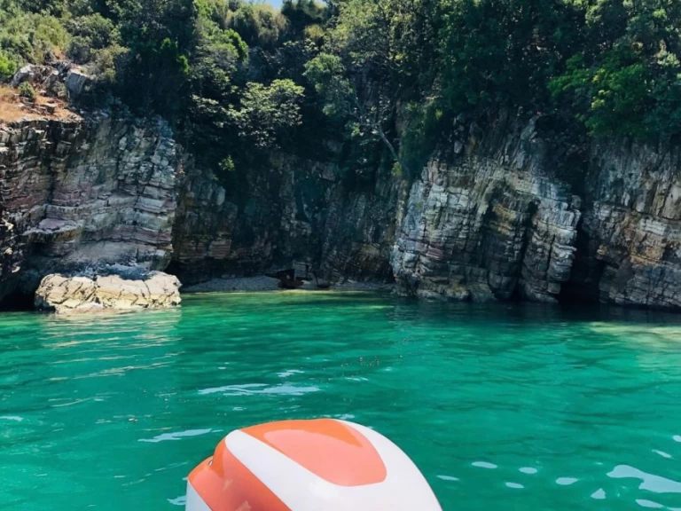 Bateau à moteur à louer à Sarandë au meilleur prix