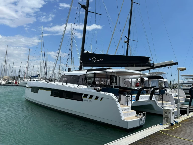 Catamaran à louer à Lávrio au meilleur prix