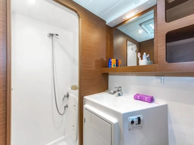 Location bateau Lávrio pas cher Lagoon 42