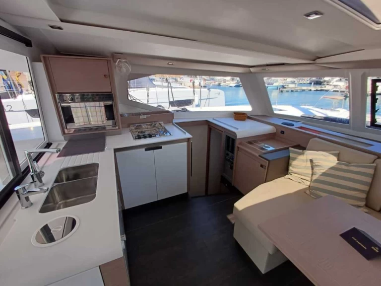 Location bateau Fountaine Pajot Isla 40 à Rhodes (Ville) sur Samboat