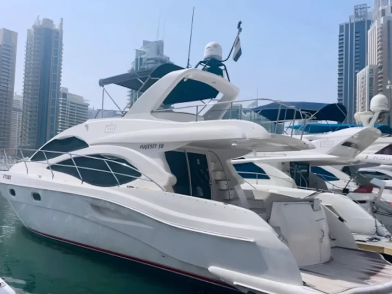 Location Yacht à Dubai Marina - Majesty Yachts 50