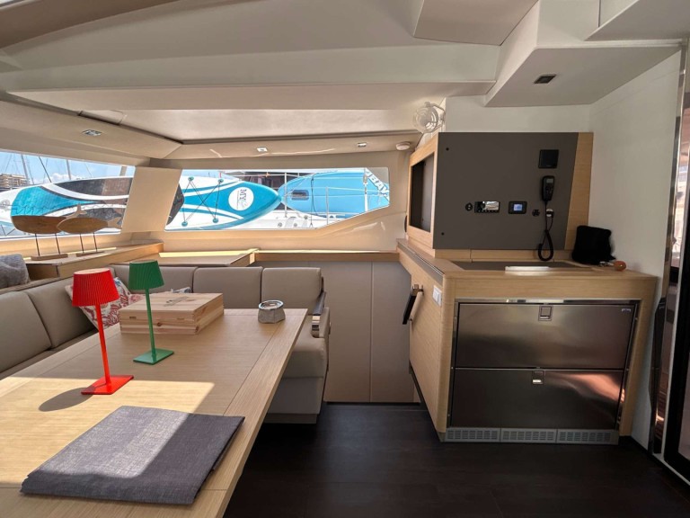 Louez un Fountaine Pajot Elba 45 à Salerne