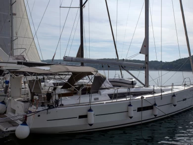 Dufour Dufour 520 Grand Large charter bareboat eller skeppad i Pula