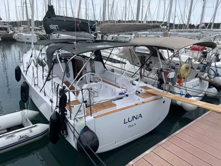 Location bateau Pula pas cher E4