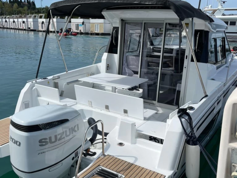 Location Bateau à moteur Jeanneau avec permis