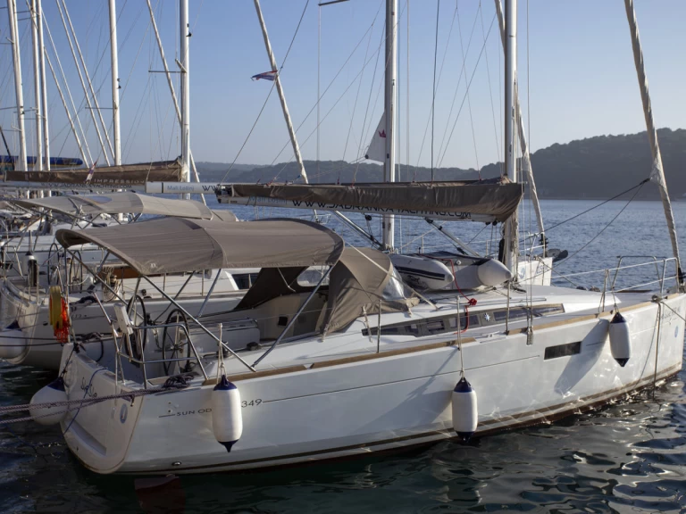 Location bateau Pula pas cher Sun Odyssey 349